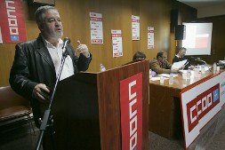 Pino, durante su intervención en la asamblea, junto al secretario general de la Unión Comarcal de Gijón, Juan Sánchez, y Francisco Otero. / JOAQUÍN PAÑEDA